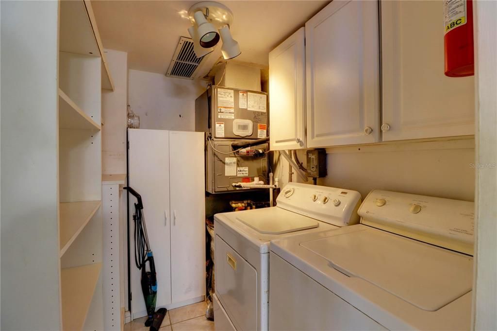 For Sale: $299,900 (2 beds, 2 baths, 1065 Square Feet)