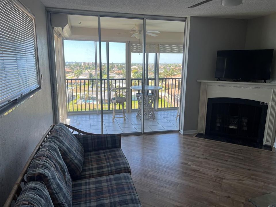 For Sale: $299,900 (2 beds, 2 baths, 1065 Square Feet)
