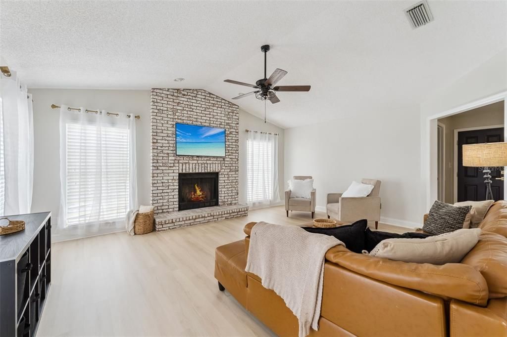 Activo con contrato: $479,900 (3 camas, 2 baños, 2446 Pies cuadrados)