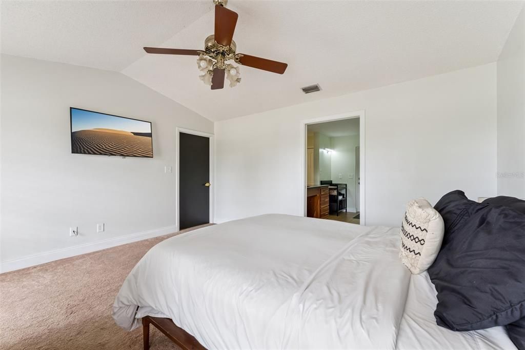 Activo con contrato: $479,900 (3 camas, 2 baños, 2446 Pies cuadrados)