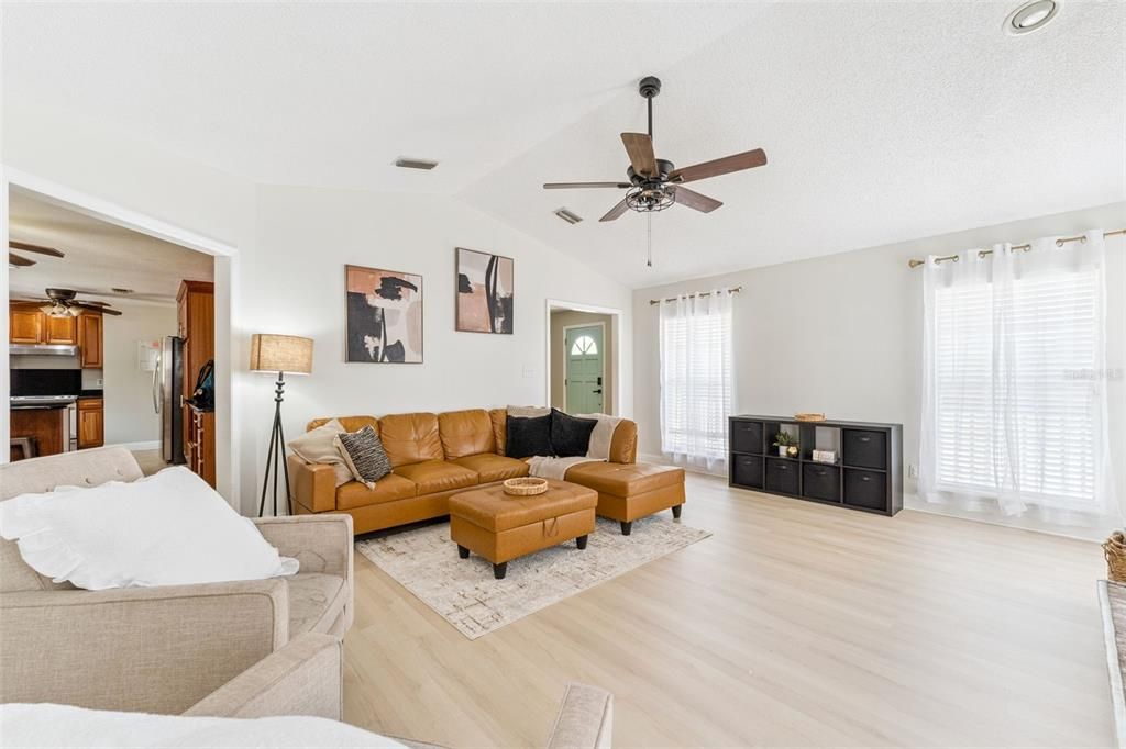 Activo con contrato: $479,900 (3 camas, 2 baños, 2446 Pies cuadrados)