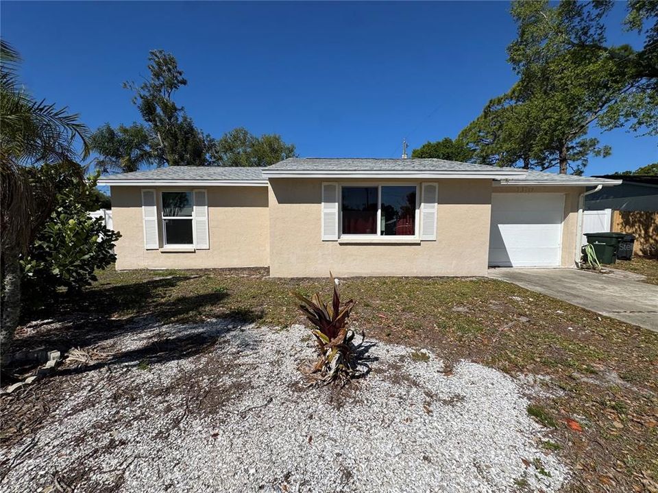 Recently Rented: $1,775 (2 beds, 1 baths, 812 Square Feet)