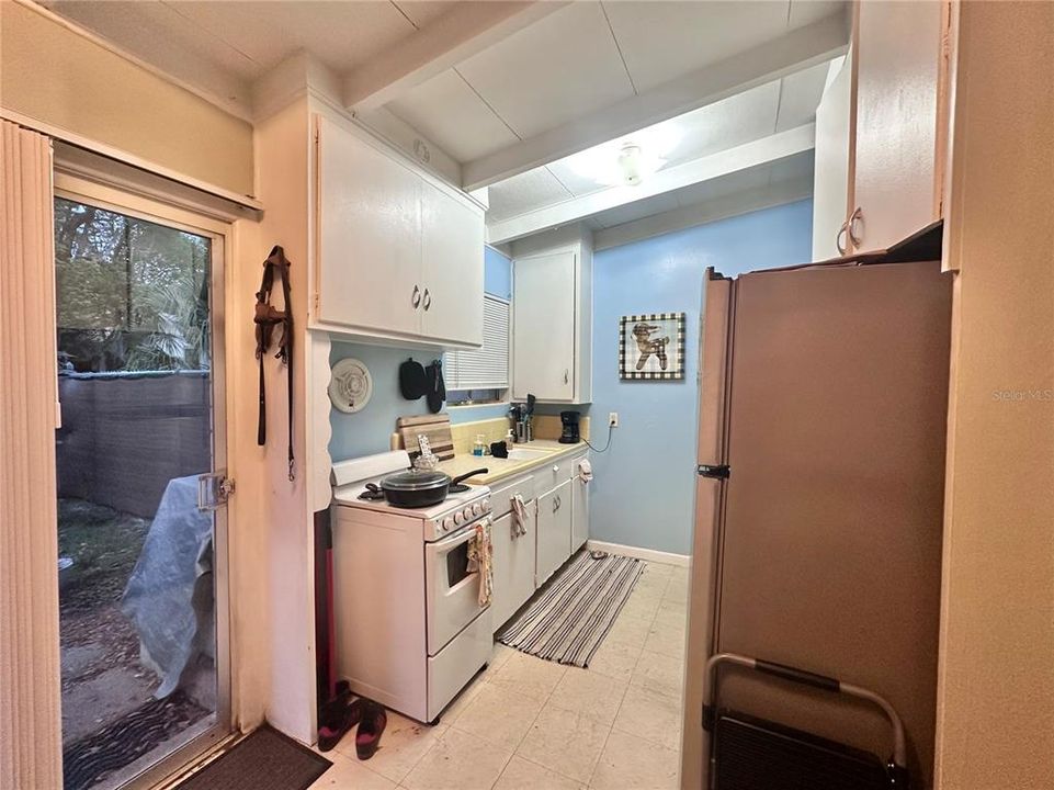 Active With Contract: $350,000 (3 beds, 2 baths, 1945 Square Feet)