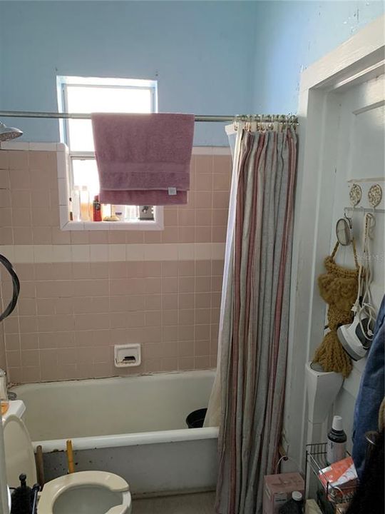 Active With Contract: $350,000 (3 beds, 2 baths, 1945 Square Feet)