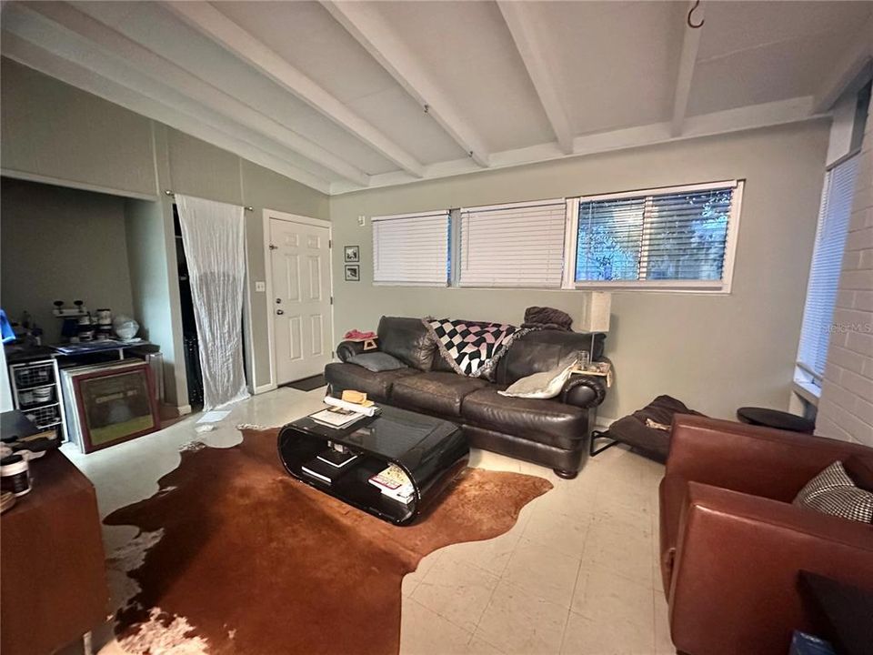 Active With Contract: $350,000 (3 beds, 2 baths, 1945 Square Feet)