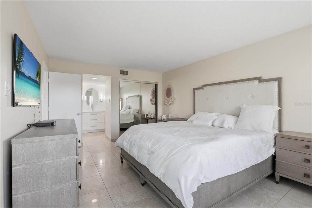 For Sale: $375,000 (2 beds, 2 baths, 1065 Square Feet)