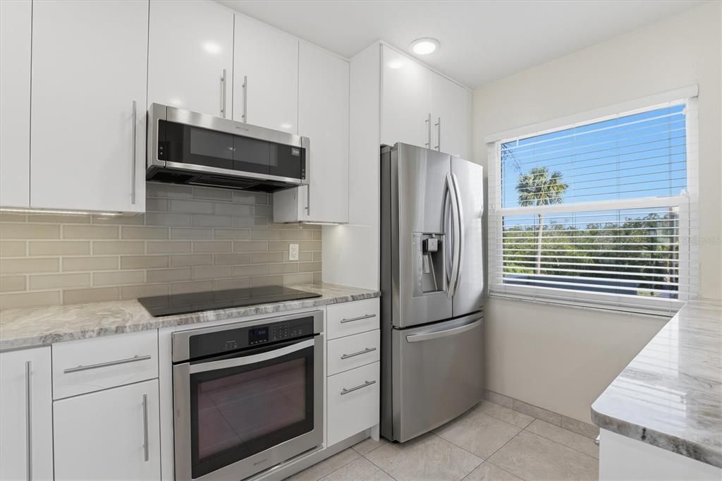 For Sale: $375,000 (2 beds, 2 baths, 1065 Square Feet)