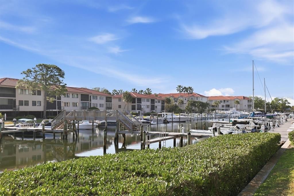 For Sale: $375,000 (2 beds, 2 baths, 1065 Square Feet)