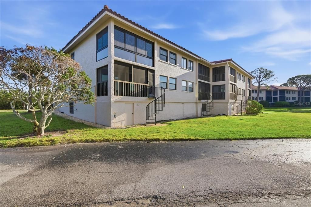 For Sale: $375,000 (2 beds, 2 baths, 1065 Square Feet)
