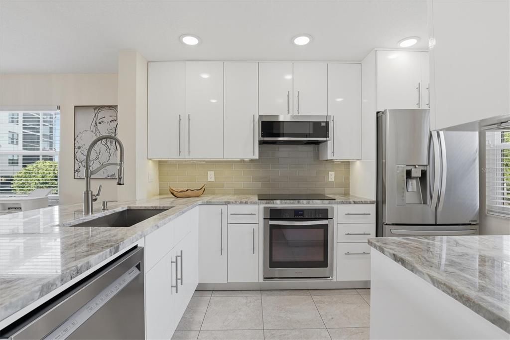 For Sale: $375,000 (2 beds, 2 baths, 1065 Square Feet)
