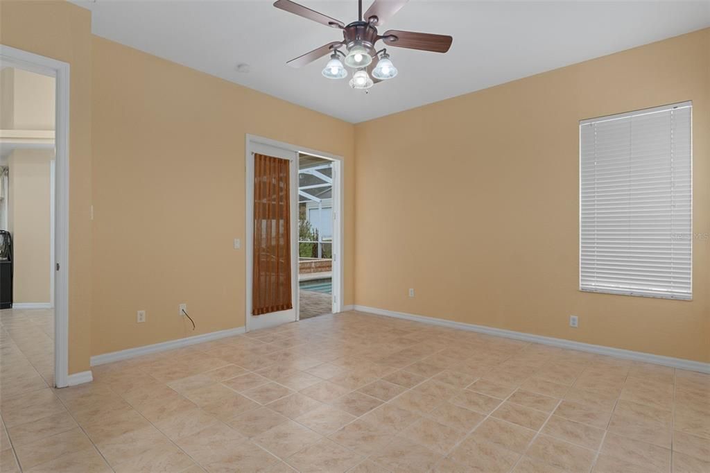Activo con contrato: $585,000 (5 camas, 2 baños, 2425 Pies cuadrados)