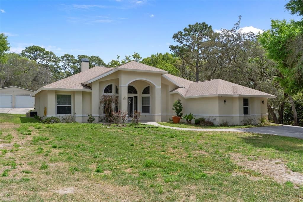 Activo con contrato: $585,000 (5 camas, 2 baños, 2425 Pies cuadrados)