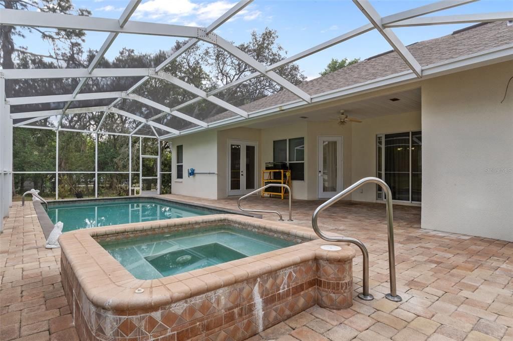 Activo con contrato: $585,000 (5 camas, 2 baños, 2425 Pies cuadrados)