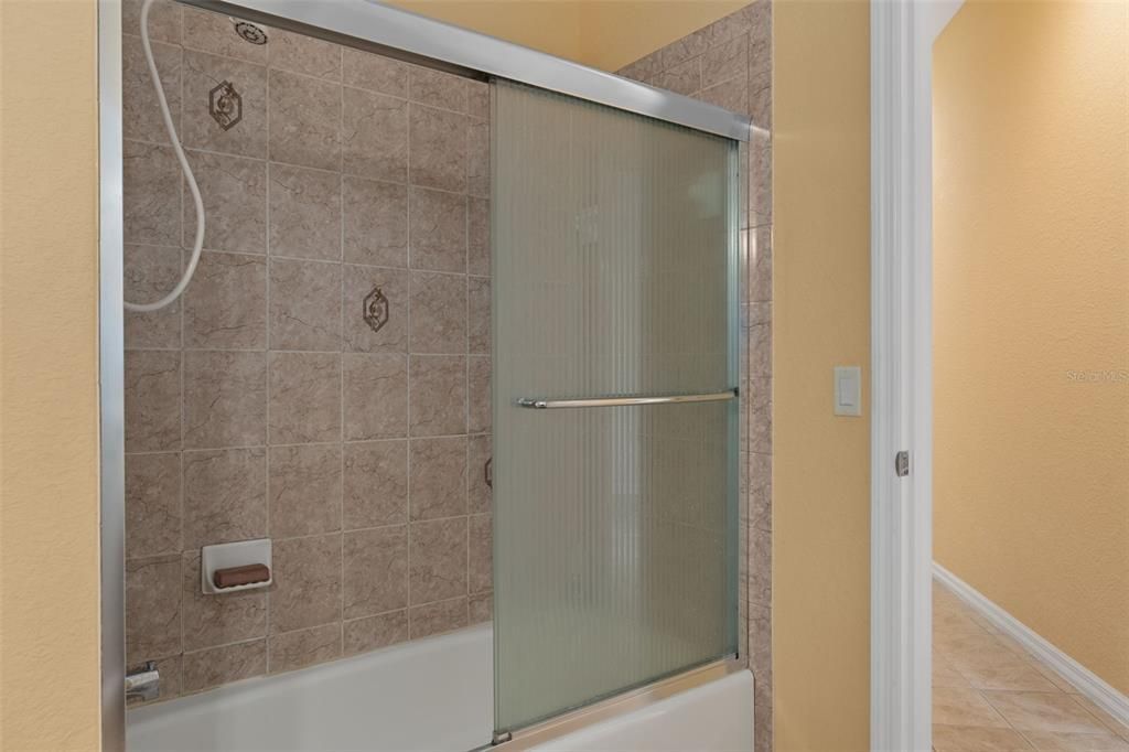 Activo con contrato: $585,000 (5 camas, 2 baños, 2425 Pies cuadrados)