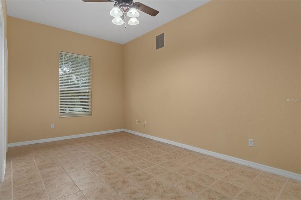 Activo con contrato: $585,000 (5 camas, 2 baños, 2425 Pies cuadrados)