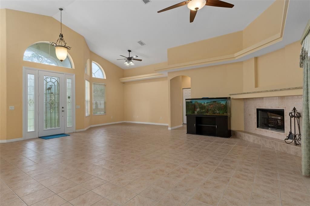 Activo con contrato: $585,000 (5 camas, 2 baños, 2425 Pies cuadrados)