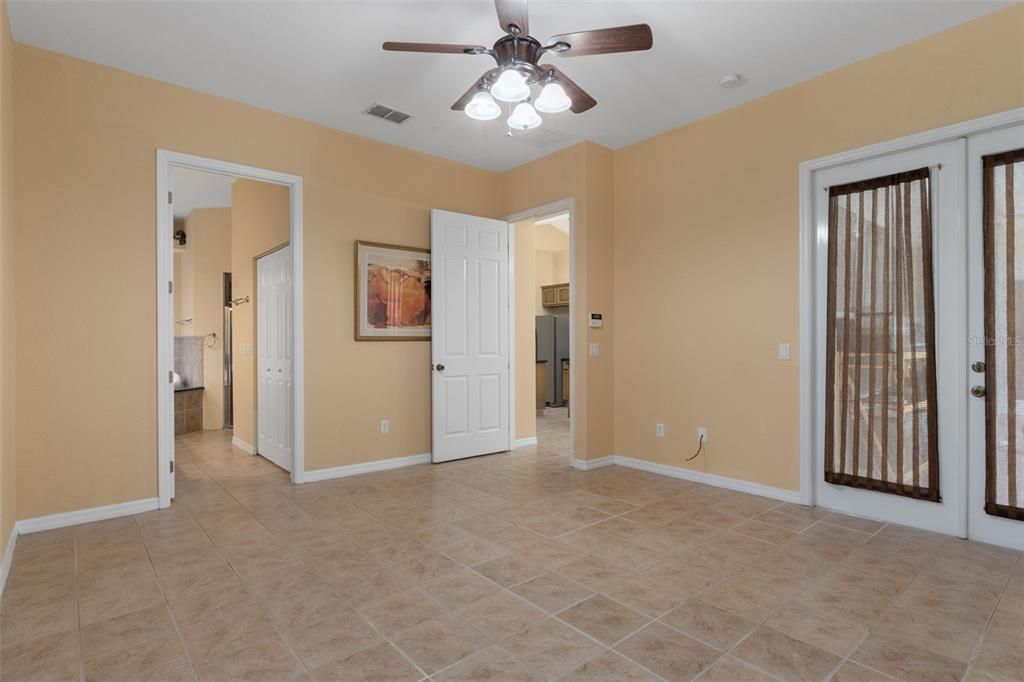 Activo con contrato: $585,000 (5 camas, 2 baños, 2425 Pies cuadrados)