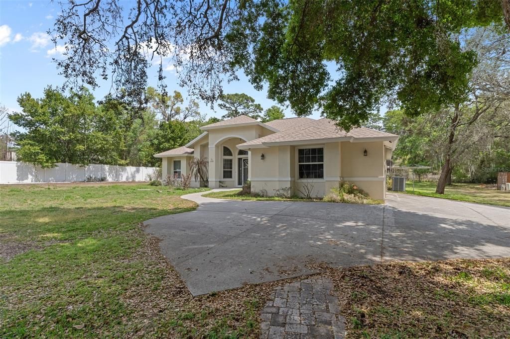 Activo con contrato: $585,000 (5 camas, 2 baños, 2425 Pies cuadrados)