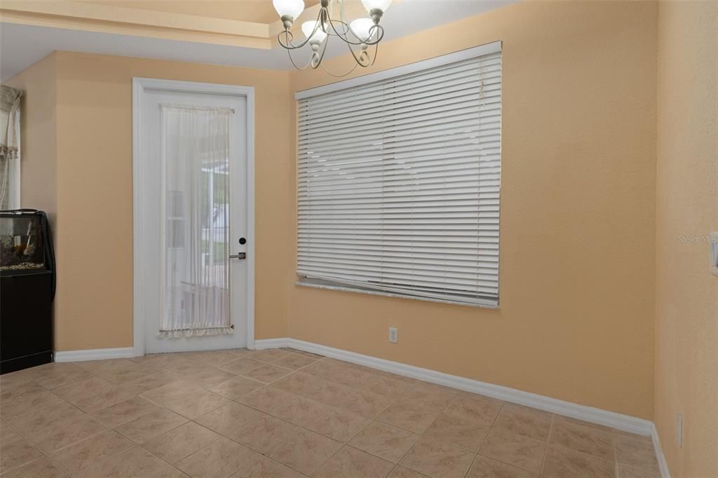 Activo con contrato: $585,000 (5 camas, 2 baños, 2425 Pies cuadrados)