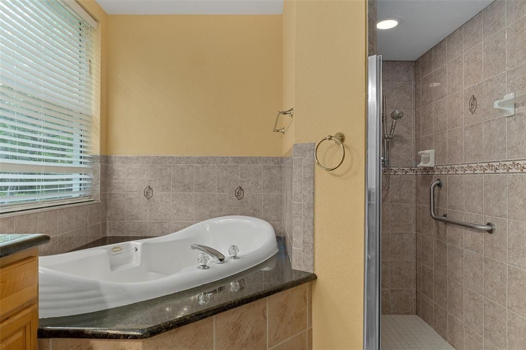 Activo con contrato: $585,000 (5 camas, 2 baños, 2425 Pies cuadrados)