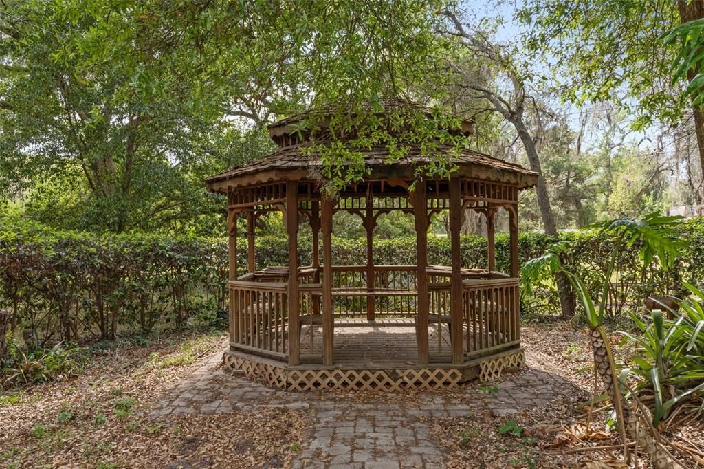 Activo con contrato: $585,000 (5 camas, 2 baños, 2425 Pies cuadrados)