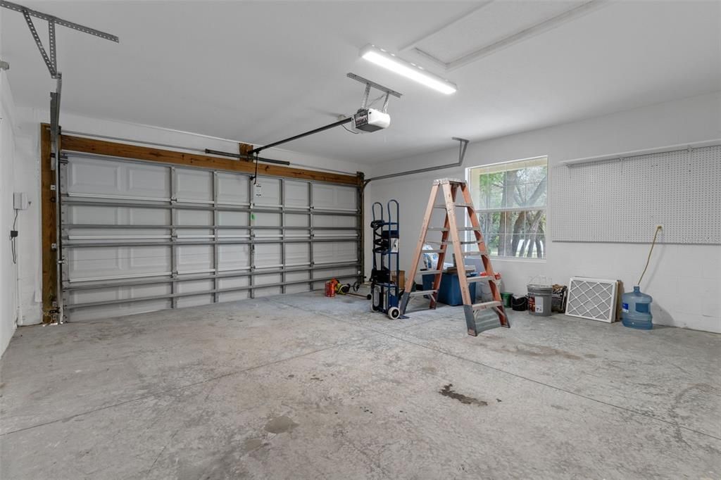 Activo con contrato: $585,000 (5 camas, 2 baños, 2425 Pies cuadrados)