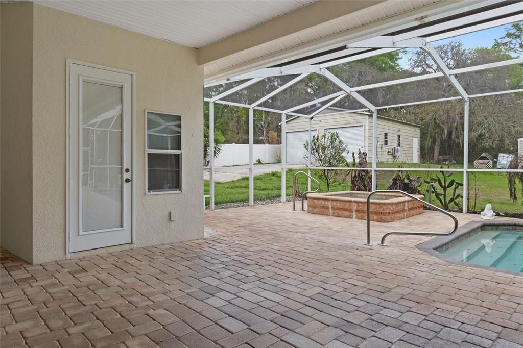 Activo con contrato: $585,000 (5 camas, 2 baños, 2425 Pies cuadrados)