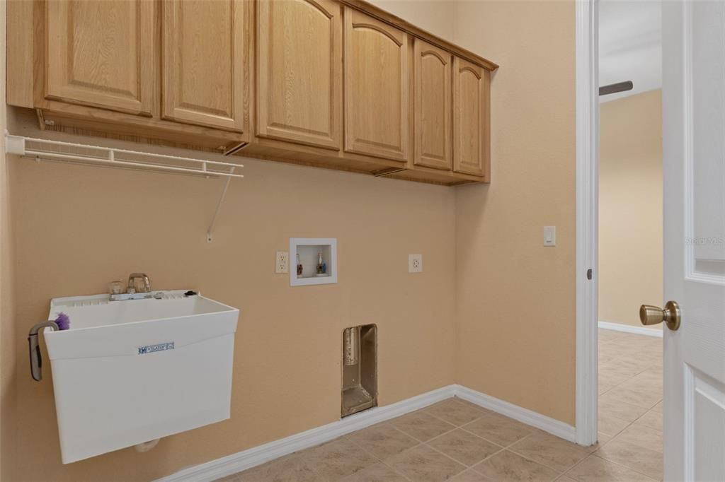 Activo con contrato: $585,000 (5 camas, 2 baños, 2425 Pies cuadrados)