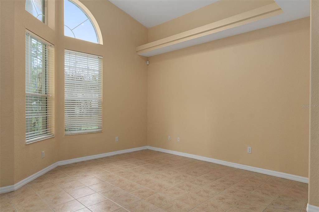 Activo con contrato: $585,000 (5 camas, 2 baños, 2425 Pies cuadrados)