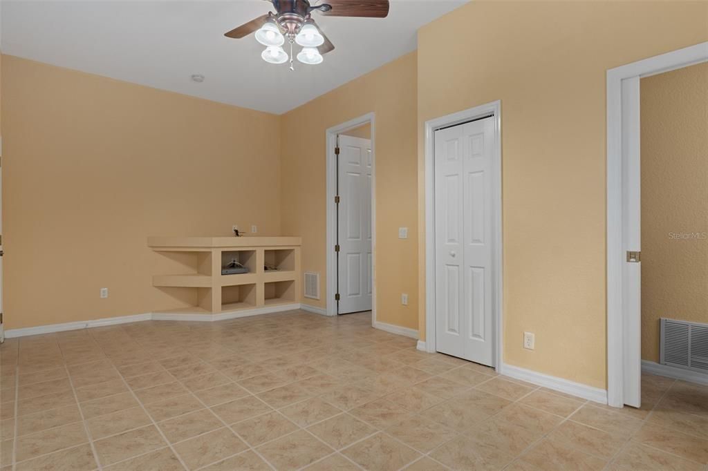 Activo con contrato: $585,000 (5 camas, 2 baños, 2425 Pies cuadrados)