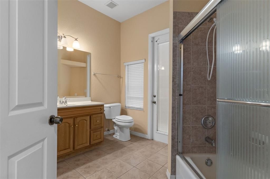 Activo con contrato: $585,000 (5 camas, 2 baños, 2425 Pies cuadrados)