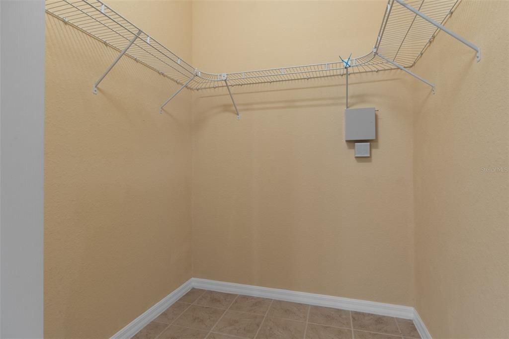 Activo con contrato: $585,000 (5 camas, 2 baños, 2425 Pies cuadrados)