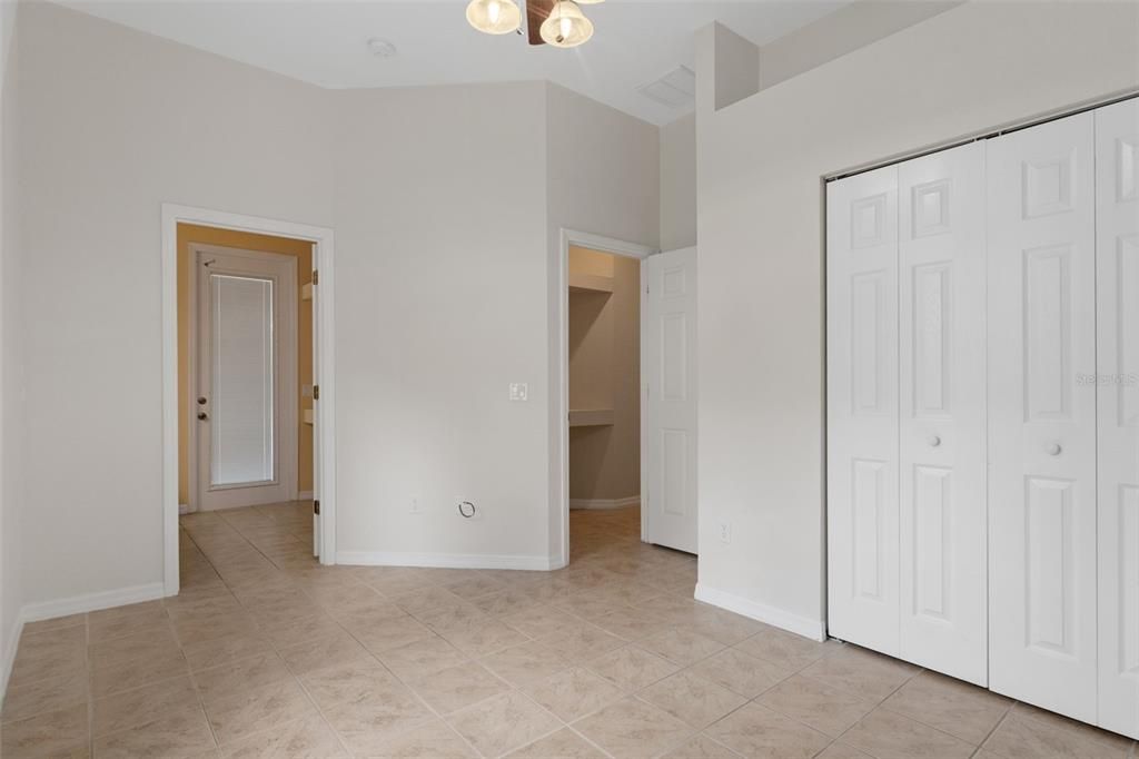 Activo con contrato: $585,000 (5 camas, 2 baños, 2425 Pies cuadrados)