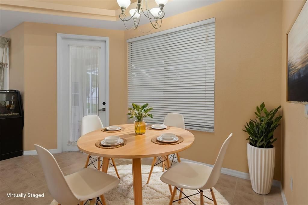 Activo con contrato: $585,000 (5 camas, 2 baños, 2425 Pies cuadrados)
