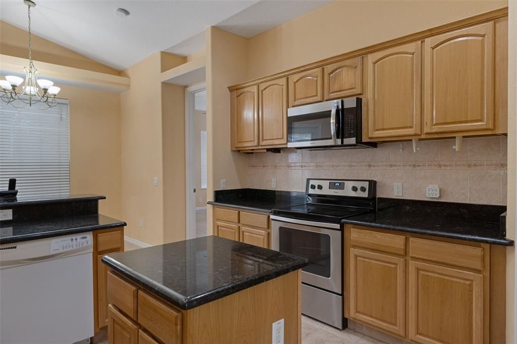 Activo con contrato: $585,000 (5 camas, 2 baños, 2425 Pies cuadrados)