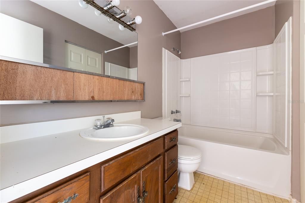 待售: $129,900 (2 贝兹, 1 浴室, 938 平方英尺)