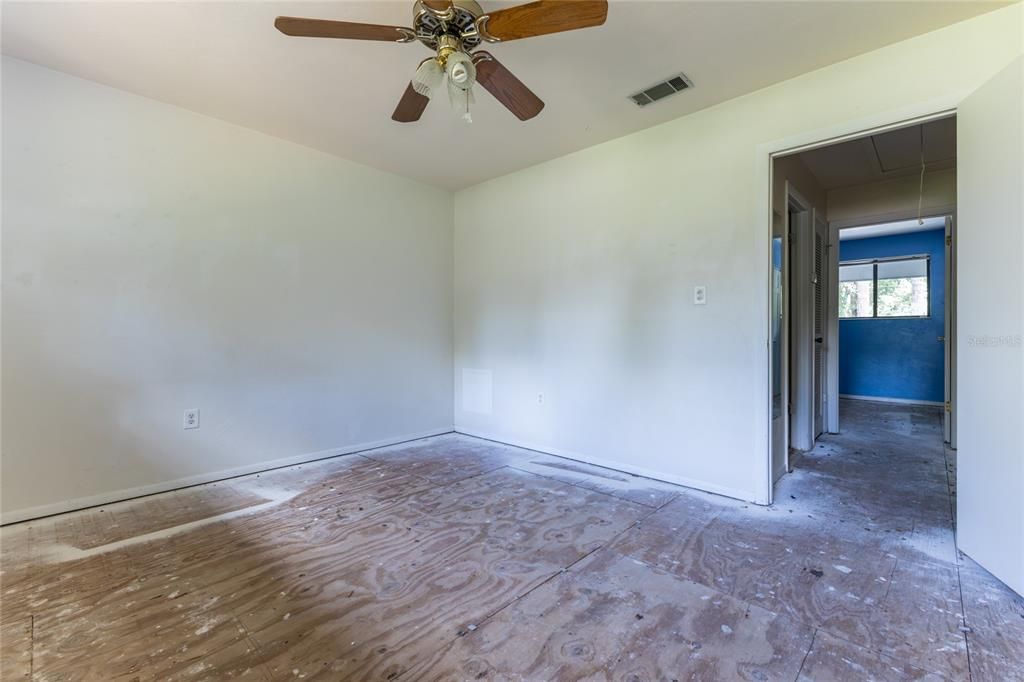 待售: $129,900 (2 贝兹, 1 浴室, 938 平方英尺)