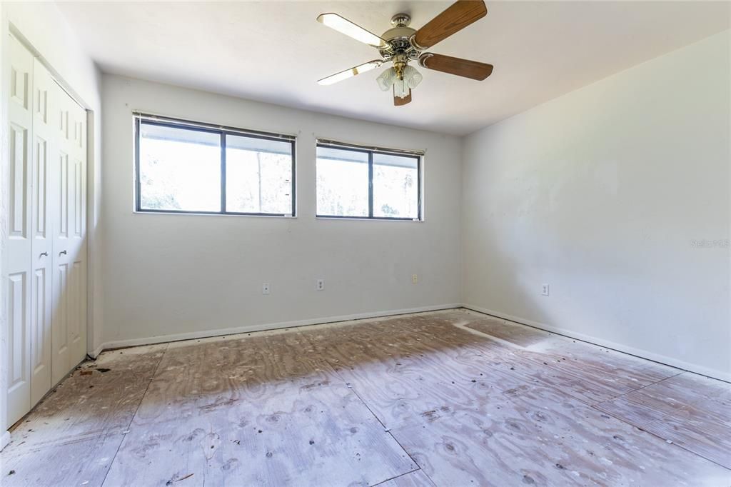 待售: $129,900 (2 贝兹, 1 浴室, 938 平方英尺)