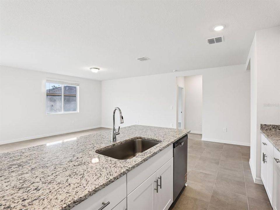 Activo con contrato: $325,990 (4 camas, 2 baños, 1840 Pies cuadrados)
