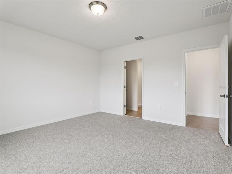 Activo con contrato: $325,990 (4 camas, 2 baños, 1840 Pies cuadrados)