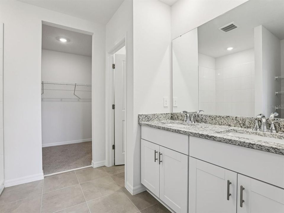 Activo con contrato: $325,990 (4 camas, 2 baños, 1840 Pies cuadrados)