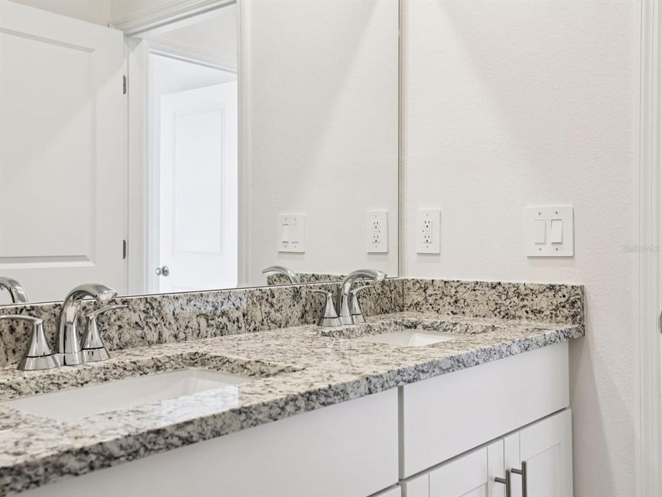Activo con contrato: $325,990 (4 camas, 2 baños, 1840 Pies cuadrados)