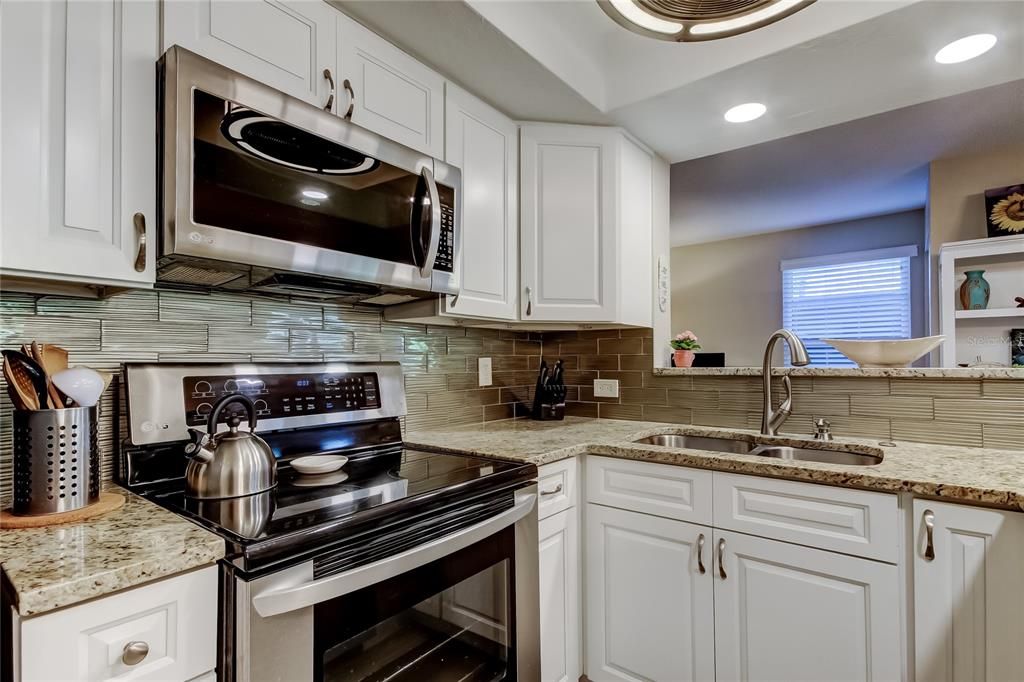 Active With Contract: $200,000 (1 beds, 1 baths, 893 Square Feet)