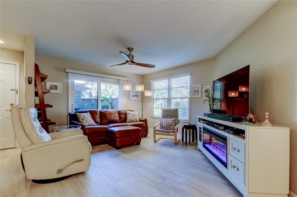 Active With Contract: $200,000 (1 beds, 1 baths, 893 Square Feet)