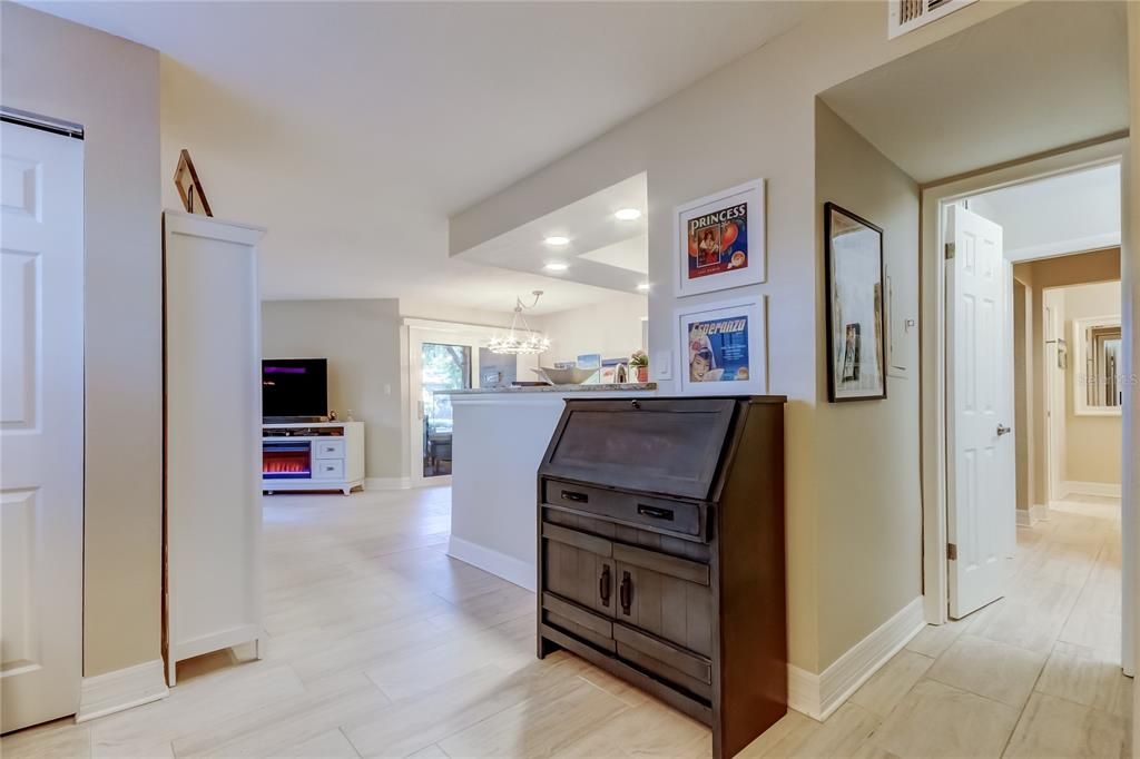 Active With Contract: $200,000 (1 beds, 1 baths, 893 Square Feet)