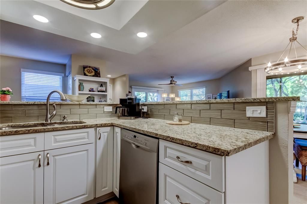 Active With Contract: $200,000 (1 beds, 1 baths, 893 Square Feet)