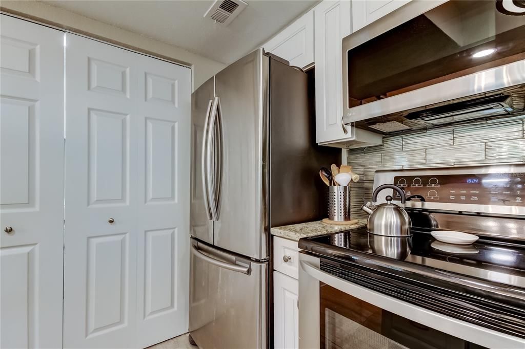 Active With Contract: $200,000 (1 beds, 1 baths, 893 Square Feet)