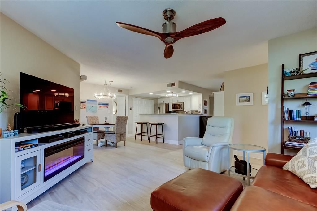 Active With Contract: $200,000 (1 beds, 1 baths, 893 Square Feet)