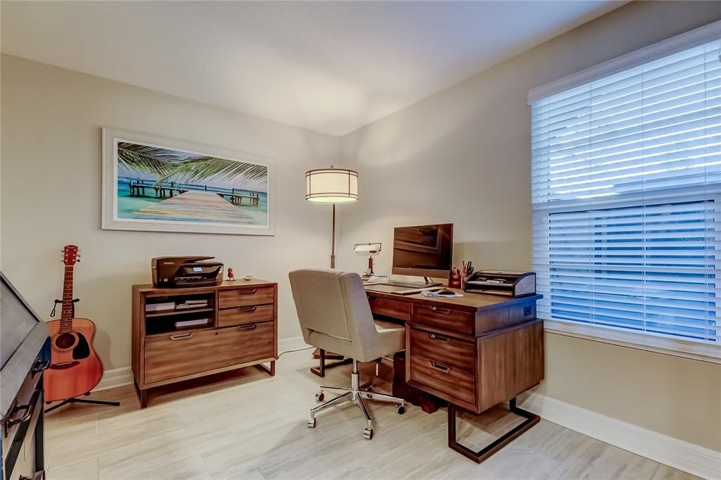 Active With Contract: $200,000 (1 beds, 1 baths, 893 Square Feet)