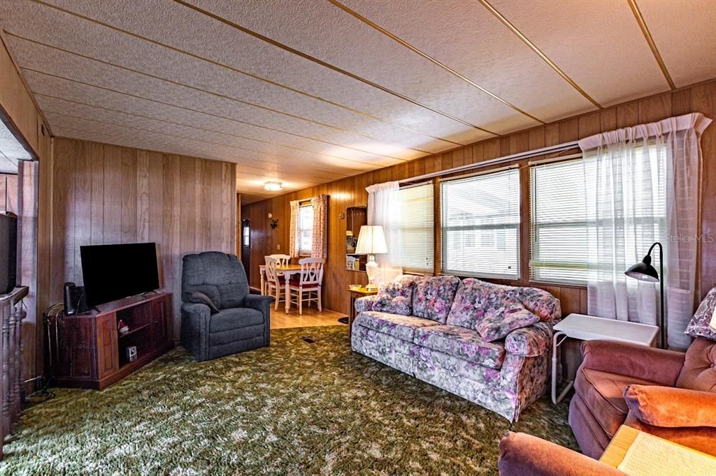 For Sale: $110,000 (2 beds, 1 baths, 848 Square Feet)